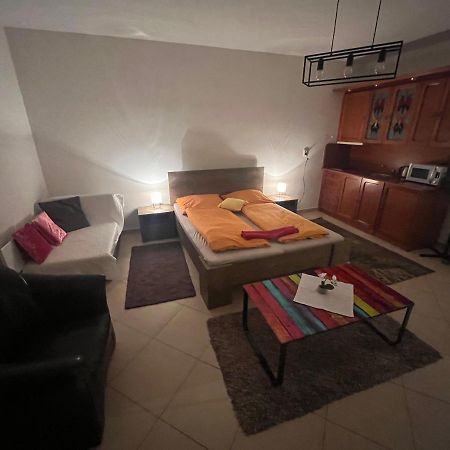 Monelly Apartman Komárno Extérieur photo