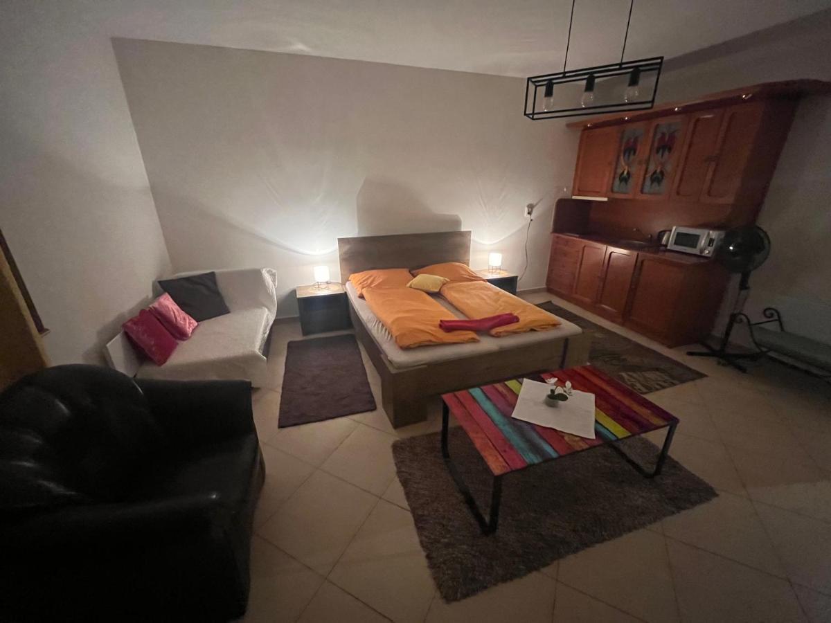 Monelly Apartman Komárno Extérieur photo